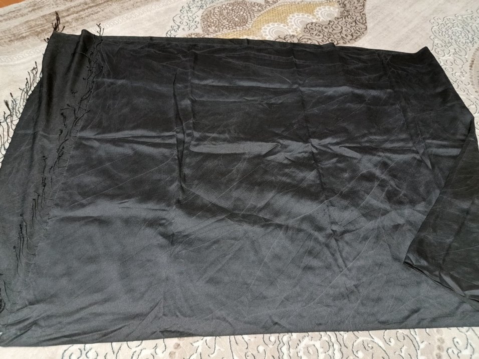 Siyah Dökümlü Kadın Saten Şal - Görsel 2