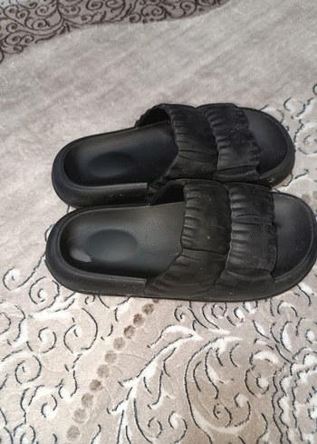 Pilise Detaylı Siyah Kadın Terlik - Görsel 2