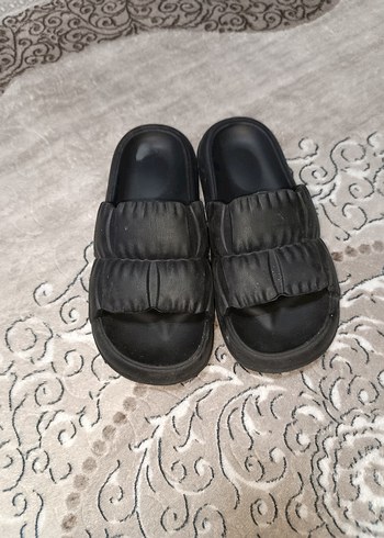 Pilise Detaylı Siyah Kadın Terlik - Görsel 3