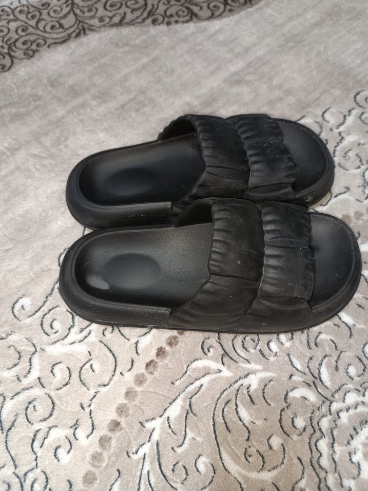 Pilise Detaylı Siyah Kadın Terlik - Görsel 2