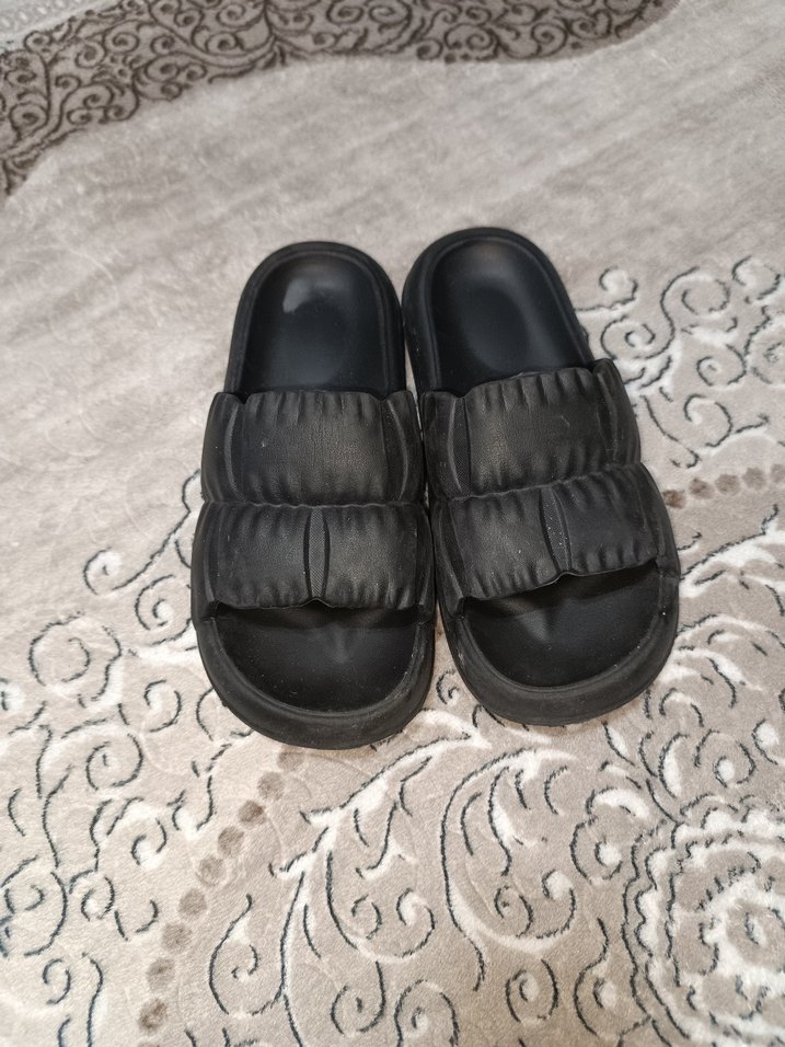 Pilise Detaylı Siyah Kadın Terlik - Görsel 3