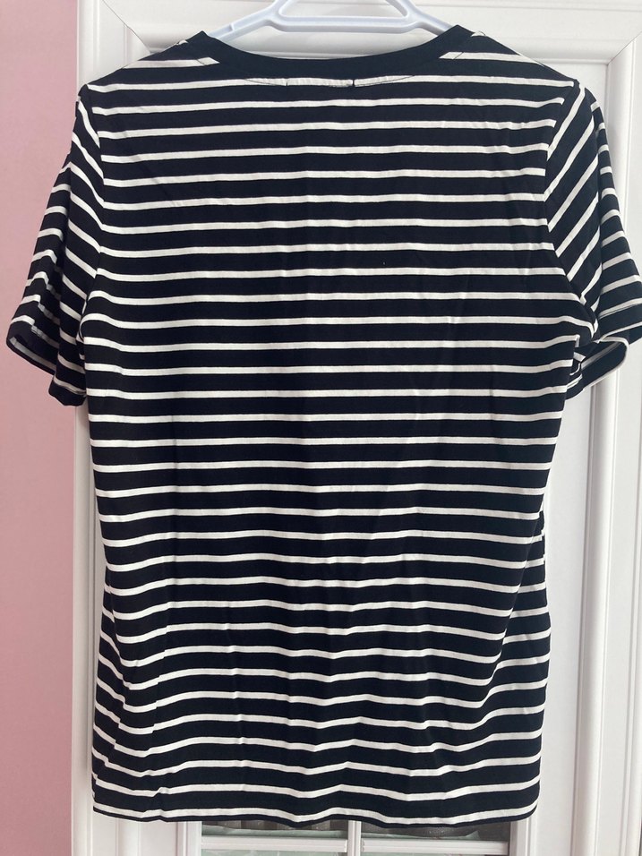 Siyah Beyaz Çizgili V Yaka Kadın Tişört - Görsel 2