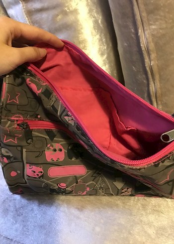 Urban Outfitters Pembe Detaylı Gri Desenli çanta