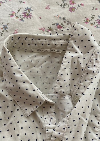 Düğmeli Beyaz Puantiyeli Uzun Kollu Gömlek - Görsel 2