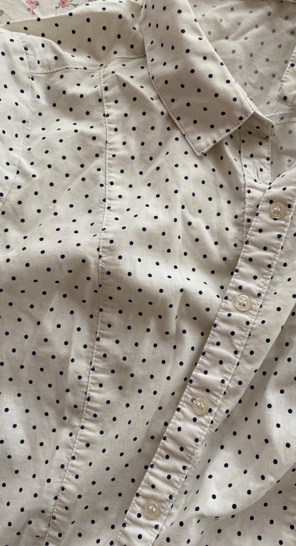 Düğmeli Beyaz Puantiyeli Uzun Kollu Gömlek - Görsel 3