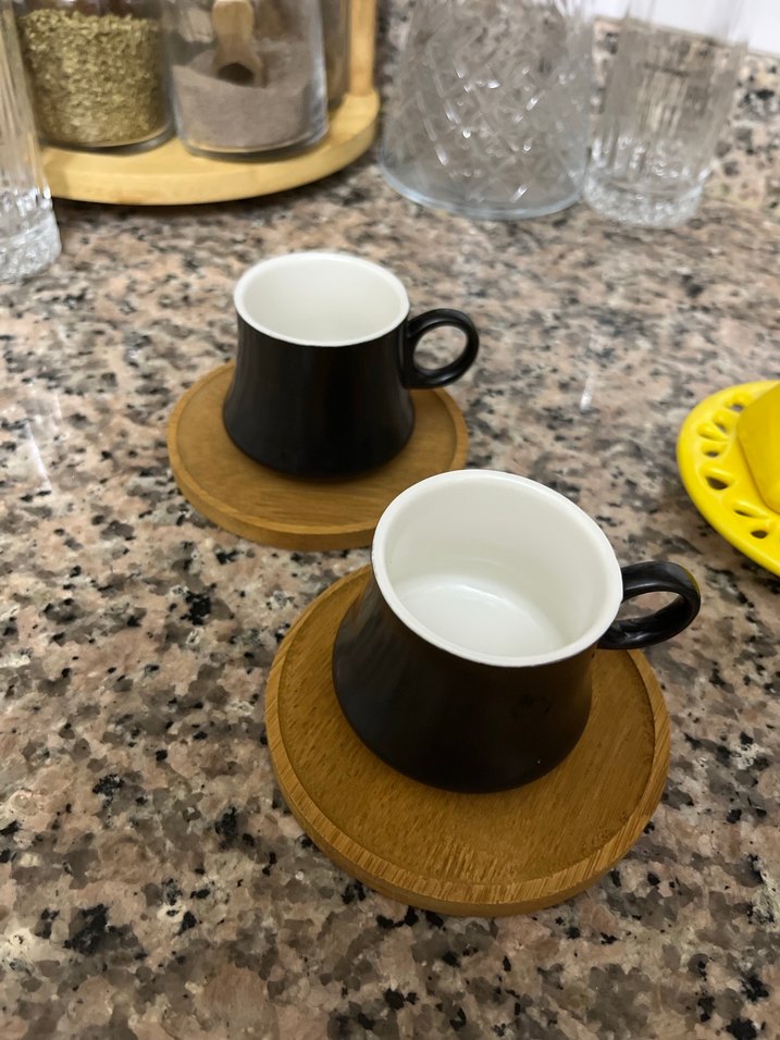 Ahşap altlıklı siyah seramik kahve fincanı - Görsel 2