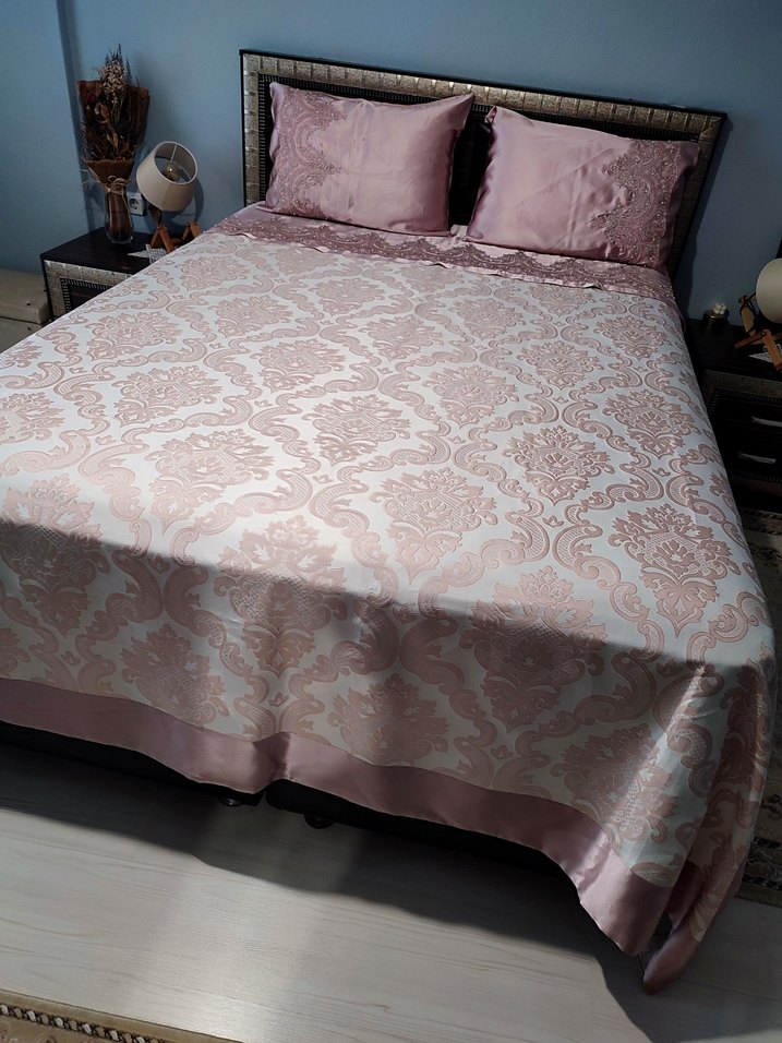 Nakışlı Pembe Yatak Örtüsü - Görsel 2