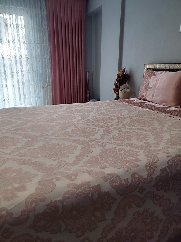 Fon Perde İşlemeli Parlak Pembe Yatak Örtüsü - Görsel 2