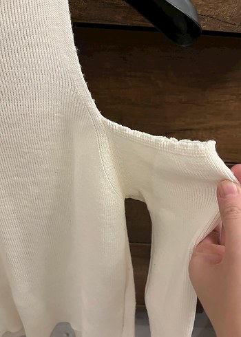 Omuzları açık krem kazak - Görsel 3