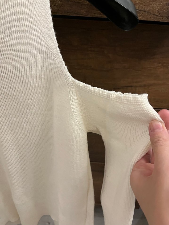 Omuzları açık krem kazak - Görsel 3