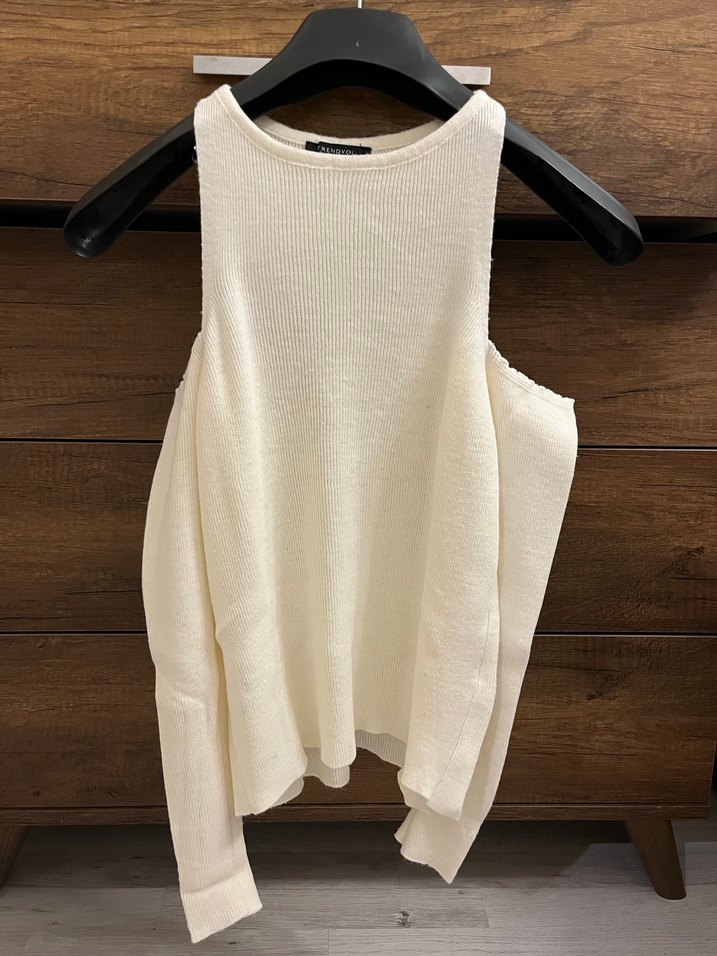 Omuzları açık krem kazak - Görsel 2