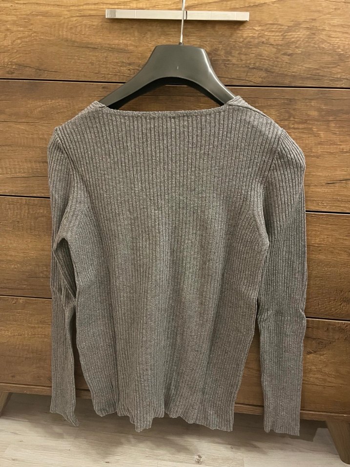 Gri V Yaka Kadın Triko Kazak - Görsel 3