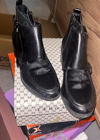 Kadın Siyah Deri Tokalı Topuklu Bot - Görsel 2