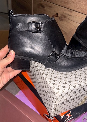 Kadın Siyah Deri Tokalı Topuklu Bot - Görsel 5