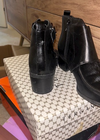 Kadın Siyah Deri Tokalı Topuklu Bot - Görsel 4