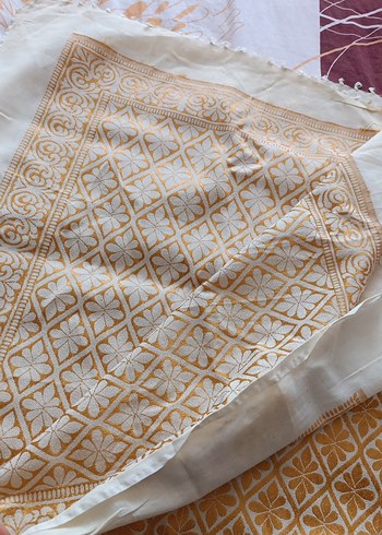 İşlemeli Parlak Bej Masa Örtüsü - Görsel 2