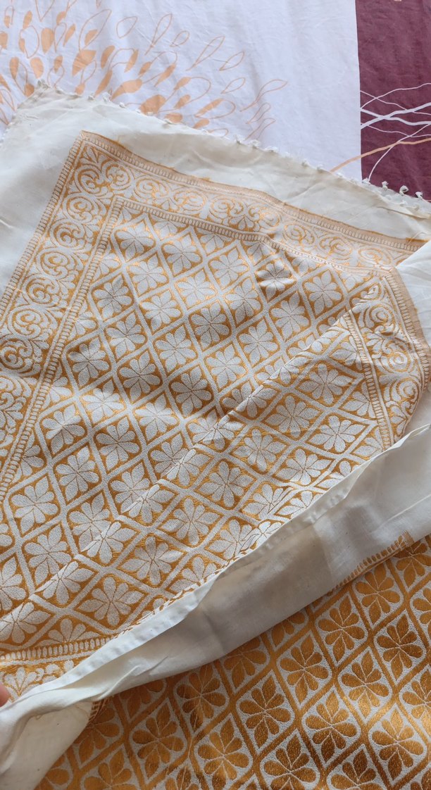 İşlemeli Parlak Bej Masa Örtüsü - Görsel 2