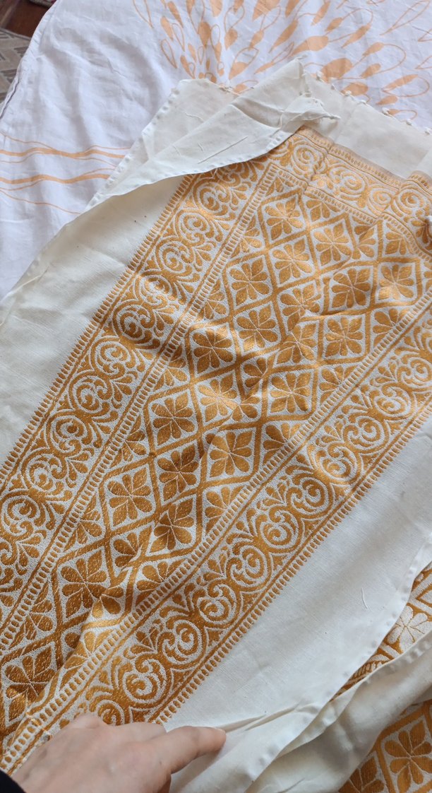 İşlemeli Parlak Bej Masa Örtüsü - Görsel 3