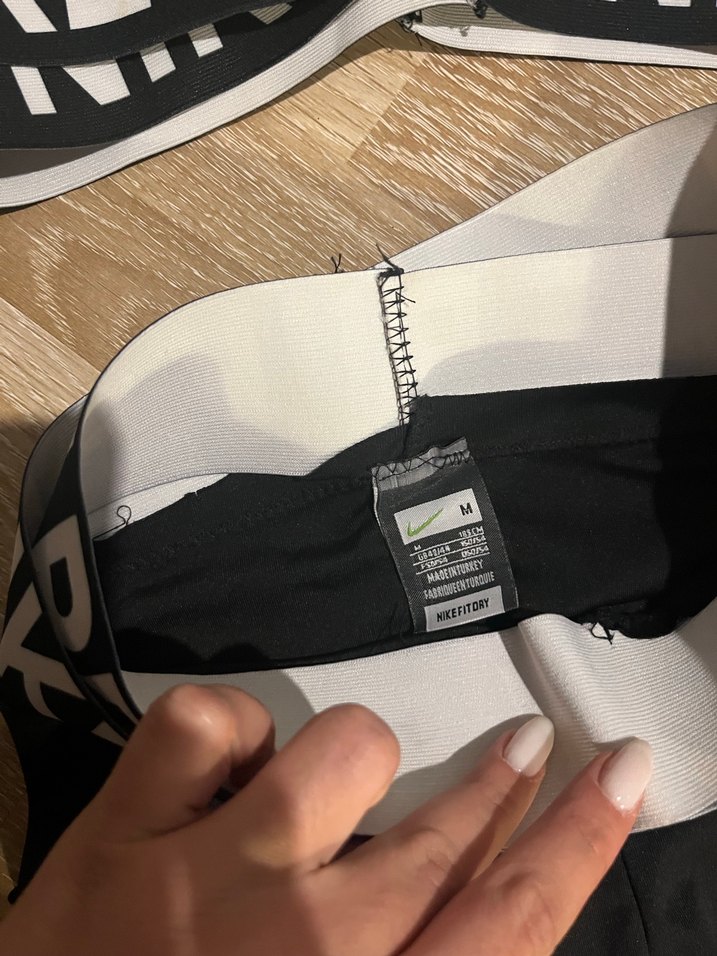 Nike Pro Siyah Mini Spor Üstü ve Kemerli Tayt - Görsel 3