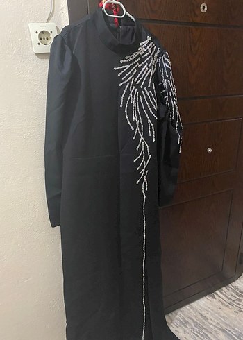 Siyah Nakışlı Püsküllü Uzun Kollu Abiye Elbise - Görsel 3