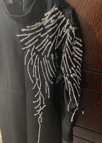 Siyah Nakışlı Püsküllü Uzun Kollu Abiye Elbise - Görsel 4