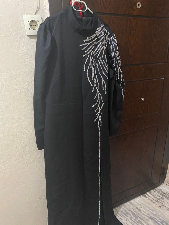 Siyah Nakışlı Püsküllü Uzun Kollu Abiye Elbise - Görsel 3