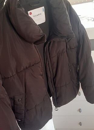 Ürün de bi sıkıntı yoktur sadece kolunda nokta kadar yirtik vard