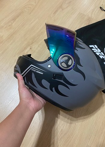 Temiz Kilitli Siyah Baskılı Motosiklet Kaskı - Görsel 3