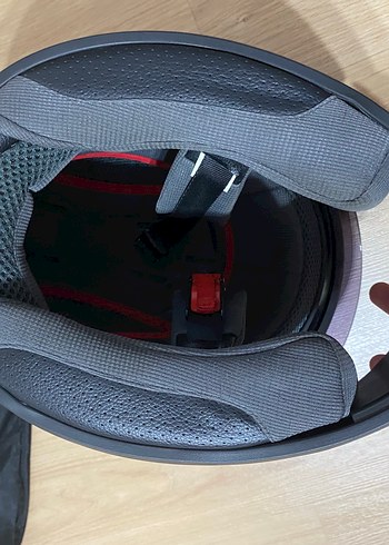 Temiz Kilitli Siyah Baskılı Motosiklet Kaskı - Görsel 4