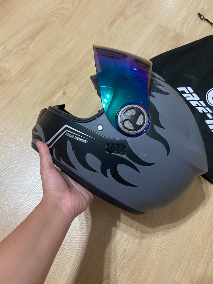 Temiz Kilitli Siyah Baskılı Motosiklet Kaskı - Görsel 3