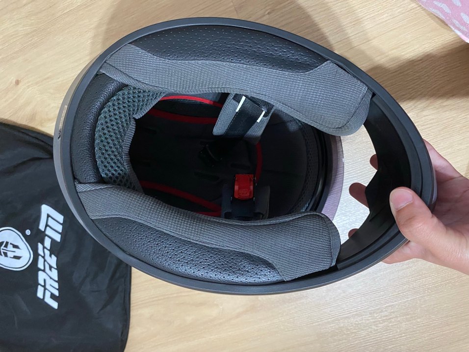 Temiz Kilitli Siyah Baskılı Motosiklet Kaskı - Görsel 5