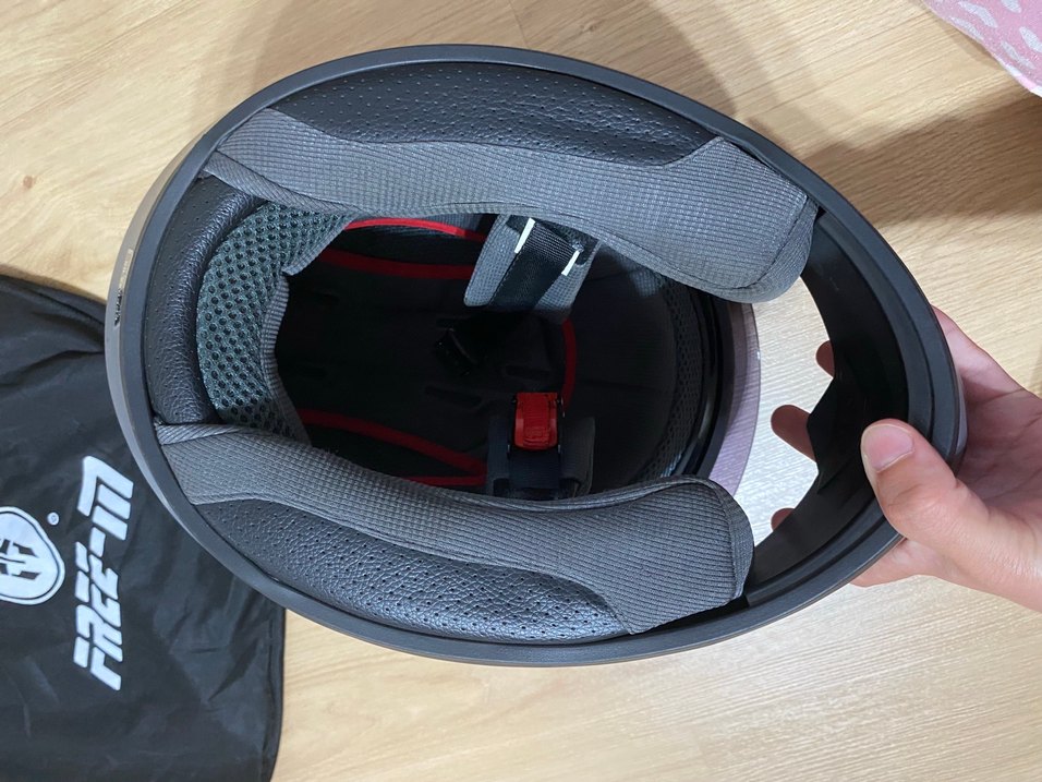 Temiz Kilitli Siyah Baskılı Motosiklet Kaskı - Görsel 4