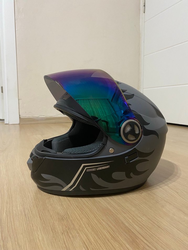 Temiz Kilitli Siyah Baskılı Motosiklet Kaskı - Görsel 2