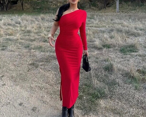 Kırmızı yırtmaçlı başık elbise tek kol