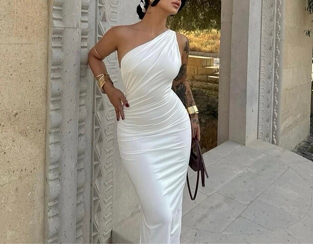 Zara Beyaz tek omuzlu dar yırtmaçlı elbise