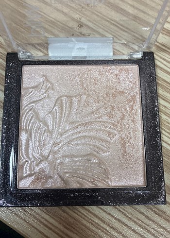 Wet n Wild Blossom Glow Aydınlatıcı Pudra - Görsel 2