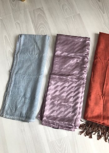 Kadın Pilili Çok Renkli Saten Şal - Görsel 4