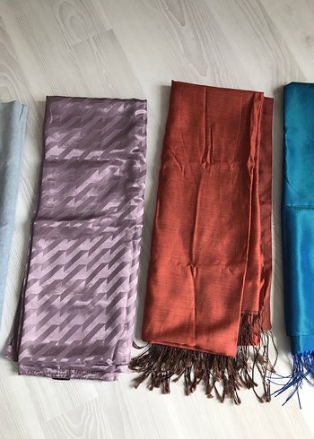 Kadın Pilili Çok Renkli Saten Şal - Görsel 3