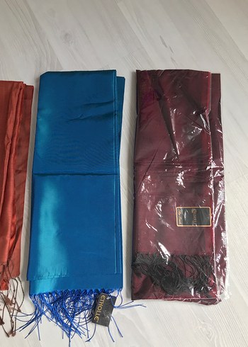 Kadın Pilili Çok Renkli Saten Şal - Görsel 2