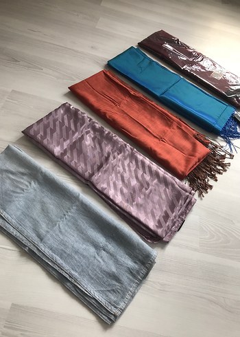 Kadın Pilili Çok Renkli Saten Şal - Görsel 6