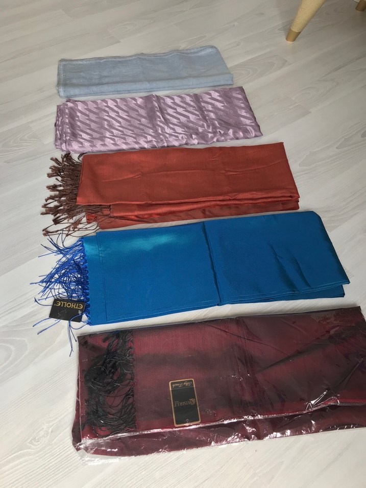 Kadın Pilili Çok Renkli Saten Şal - Görsel 5