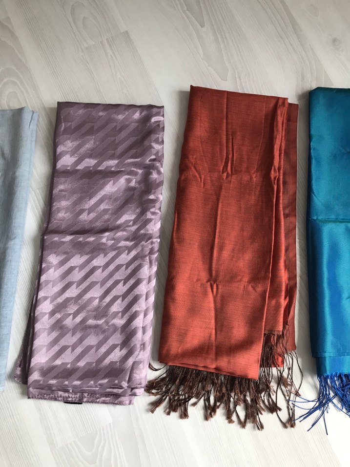 Kadın Pilili Çok Renkli Saten Şal - Görsel 3