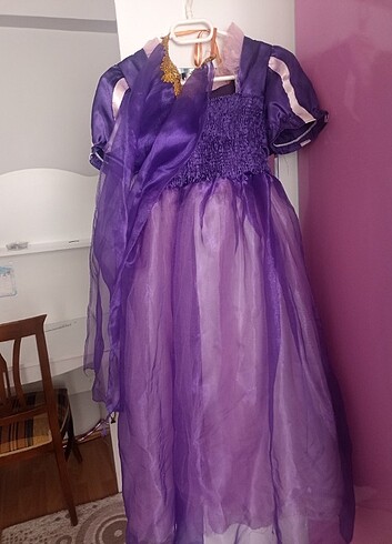 8 Yaş Beden mavi Renk Rapunzel elbisesi bir kaç kez giyildi tarlatani var.