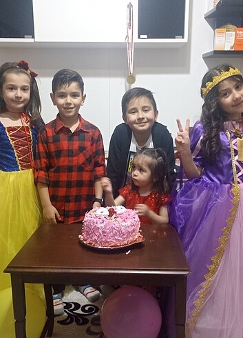 Rapunzel elbisesi bir kaç kez giyildi tarlatani var.