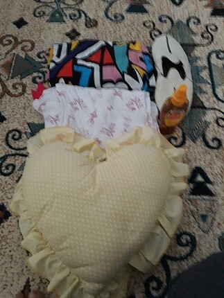 2 adet pijama 1 adet terlik gunes yağı ve bebe yastigi