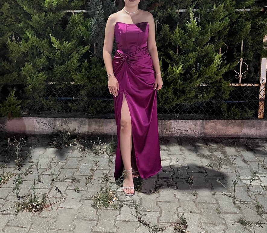 Straplez saten fuşya,mor arası renkte uzun abiye - Görsel 2