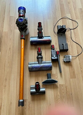 DYSON V8
