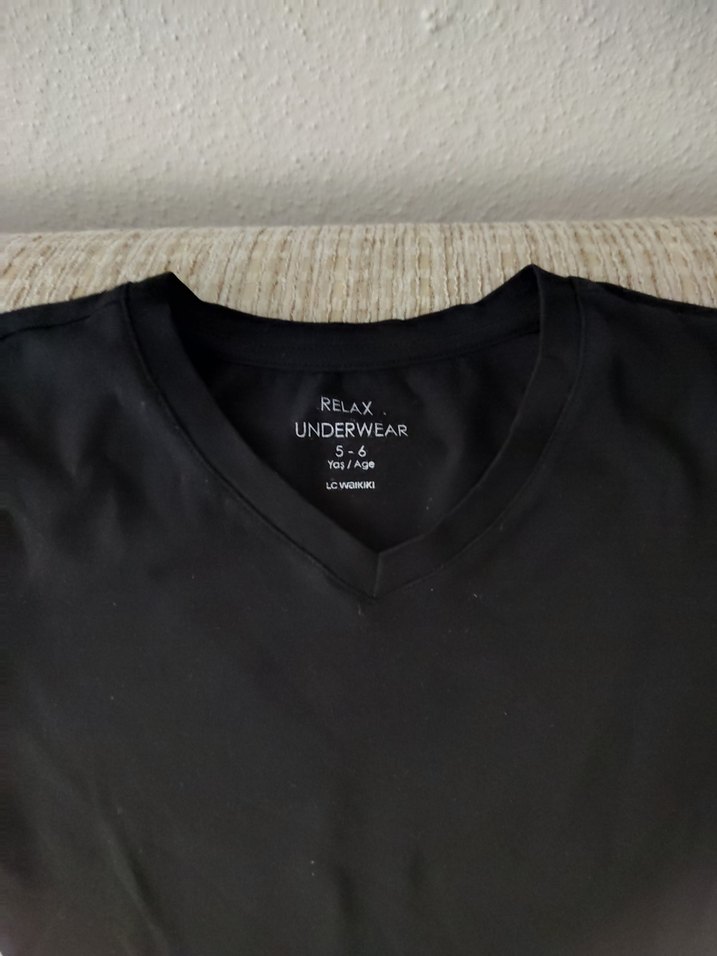 Siyah Erkek Çocuk V Yaka tshirt - Görsel 3