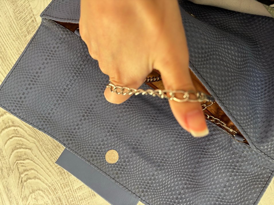 Mavi Kemer Detaylı Siyah Yılan Derisi Kadın Portföy Çanta - Görsel 4