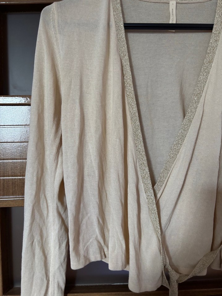 Yargıcı Krem V Yakalı Keten Kadın Bluz - Görsel 2